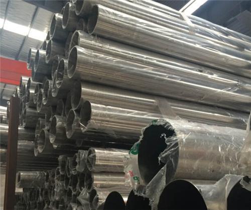 904L不銹鋼管陰極與陽極面積比，陰極面積控制在陽極面積的1/2.在此情況下，可以防止價(jià)格的增長，過多的價(jià)格在陽極表面被氧化成價(jià)格